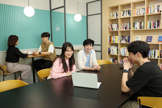 휴넷 직원들의 모습. [휴넷 제공]
