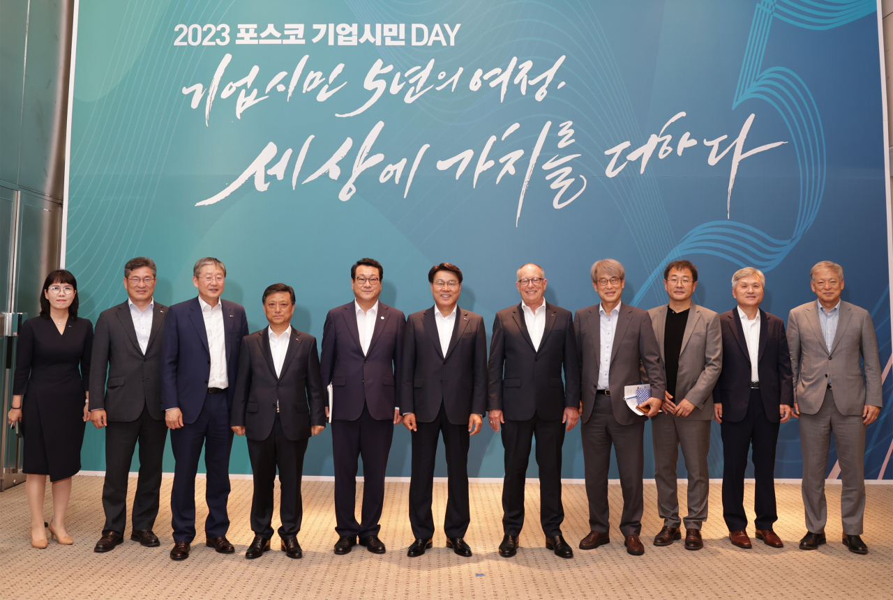 최영(왼쪽부터) 포스코 기업시민실장, 양병호 포스코 경영지원본부장, 양원준 포스코홀딩스 커뮤니케이션팀장, 김학동 포스코 부회장, 김재구 한국경영학회장, 최정우 포스코그룹 회장, 윌리엄 바넷 스탠퍼드대 교수, 곽수근 서울대학교 명예교수, 이무원 연세대 교수, 문형구 고려대 명예교수, 염재호 태재대 총장이 ‘2023 포스코 기업시민 데이’ 행사에서 기념촬영을 하고 있다. [포스코그룹 제공]
