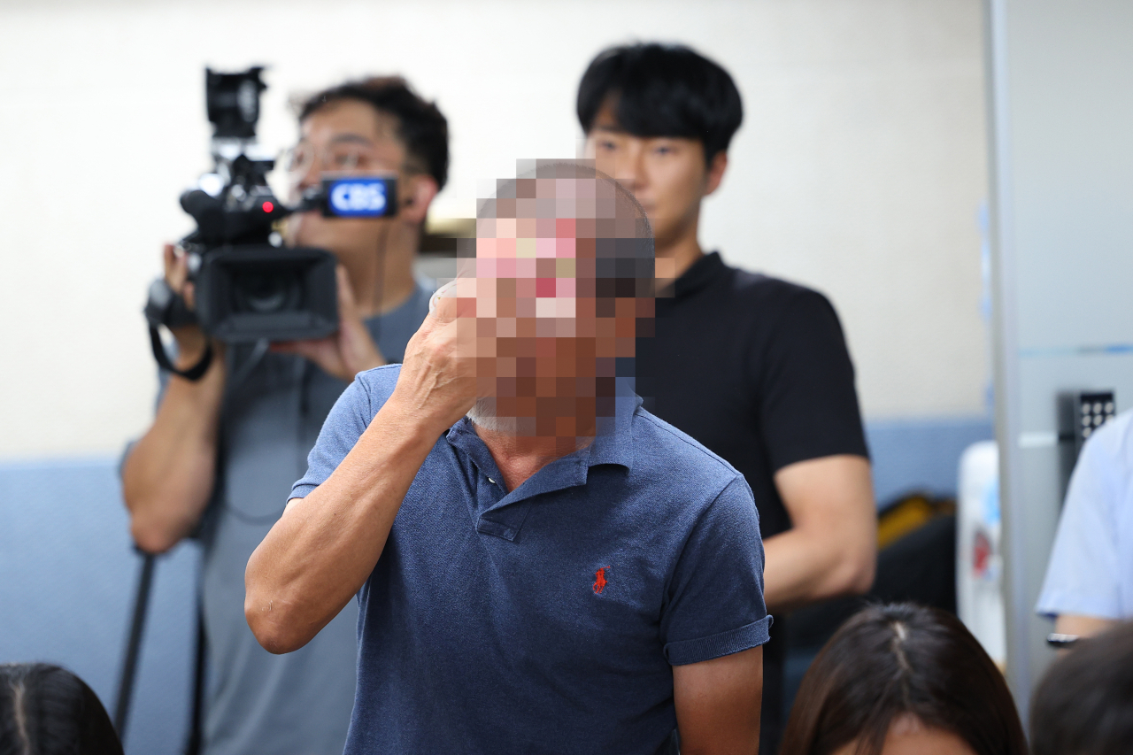 24일 서울시교육청에서 열린 시교육청-교직 3단체 긴급 공동 기자회견에서 또 다른 사망 교사 유가족이 눈물을 닦으며 진상 조사를 촉구하고 있다. [연합]