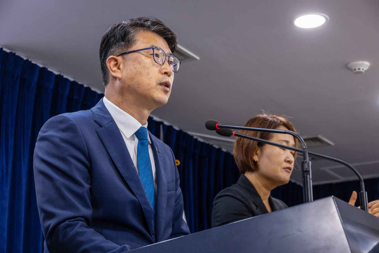 장상윤 교육부 차관이 24일 오후 서울 종로구 정부서울청사에서 교원의 교육활동 보호를 위한 고시 및 자치조례 정비에 관해 발표하고 있다. [연합]