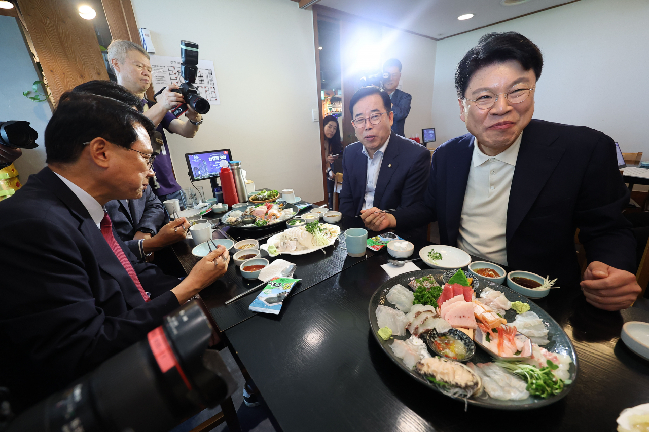 국회 과학기술정보방송통신위원회 장제원 위원장을 비롯한 국민의힘 위원들이 3일 오전 서울 동작구 노량진 수산시장에서 직접 고른 해산물로 식사를 하고 있다. [연합]