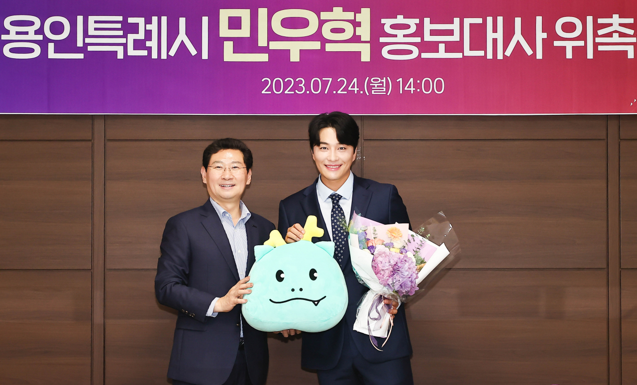 이상일 용인시장(왼쪽)과 민우혁 배우(오른쪽)