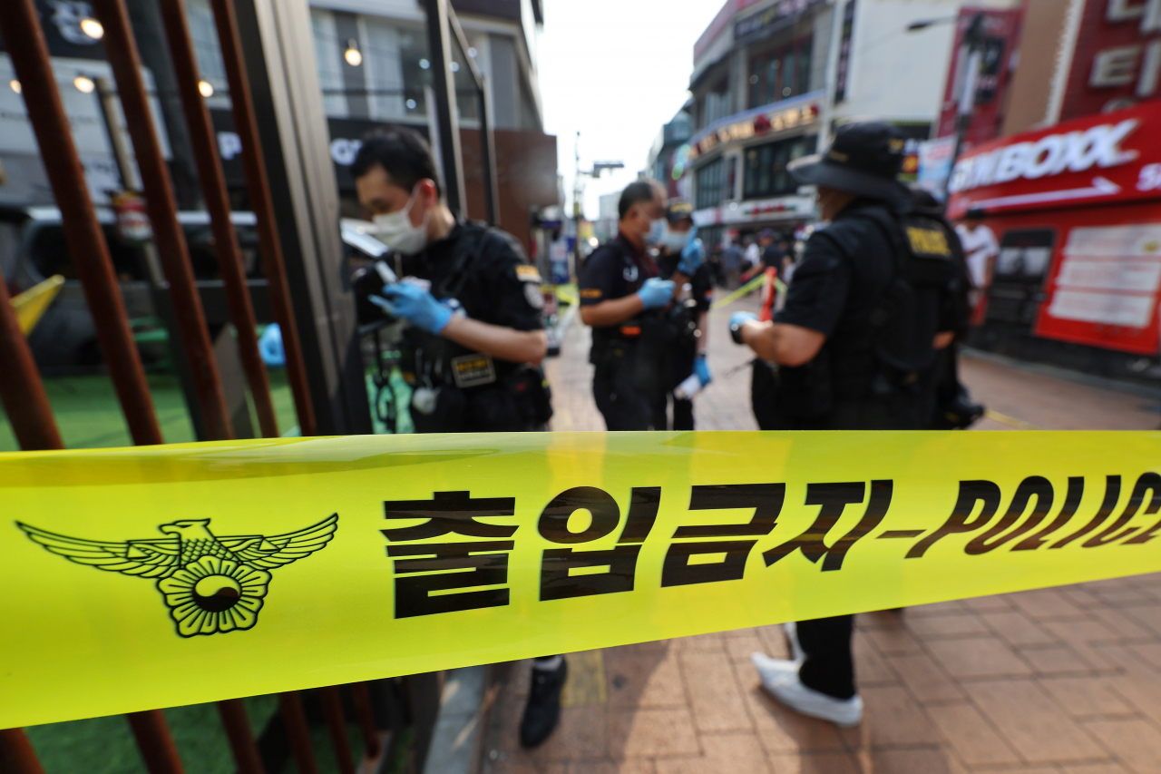 지난 21일 오후 흉기난동 사건이 발생한 서울 관악구 신림역 4번 출구 인근에 폴리스라인이 설치돼 있다. 이날 이곳에서 괴한이 흉기를 휘둘러 1명이 숨지고 3명이 다쳐 병원으로 이송됐다. [연합]