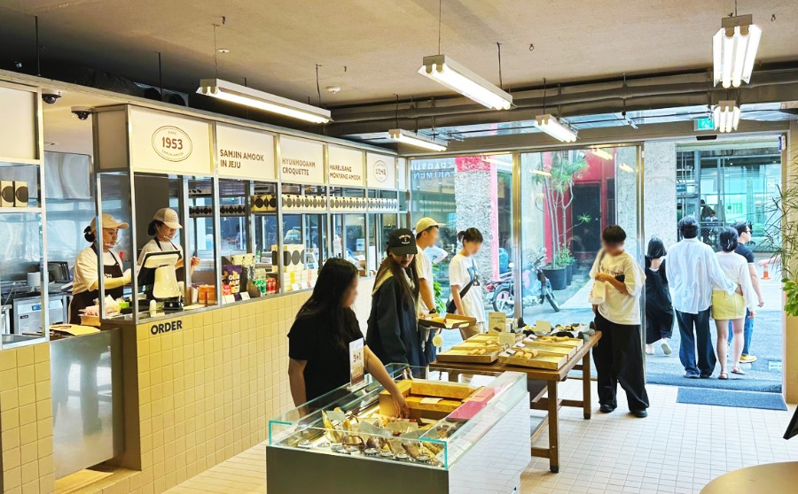‘디앤디파트먼트 제주’에 입점한 ‘삼진어묵 인 제주’ 매장을 찾은 방문객들이 어묵 제품을 구경하고 있다. [사진=삼진어묵]