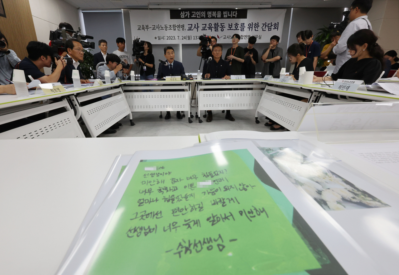 24일 오후 서울 영등포구 한국노총빌딩에서 열린 교육부-교사노동조합연맹 교사 교육활동 보호를 위한 간담회에서 이주호 부총리 겸 교육부 장관이 발언하고 있다. 한 참석자의 책상 위에 서이초 담당교사 A씨의 스승, 지인 등이 작성한 추모 메시지가 놓여있다. [연합]