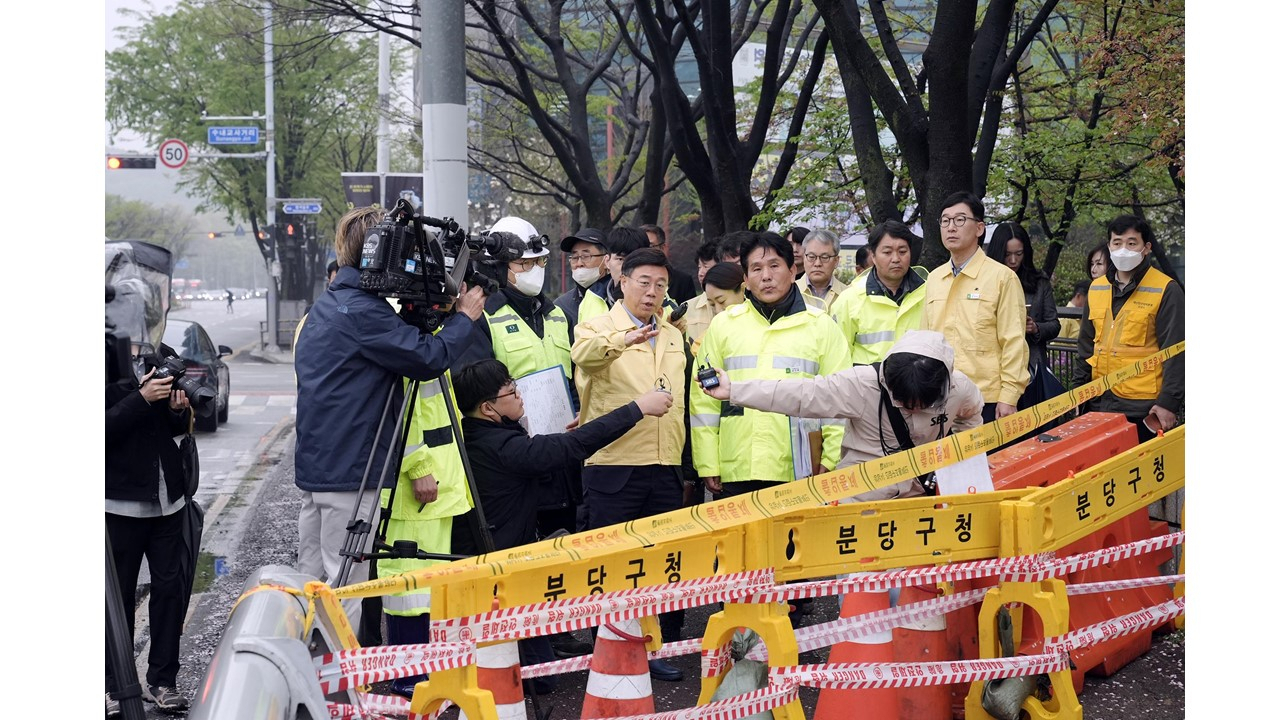 정자교 붕괴 현장에서 신상진 시장이 둘러보고있다.