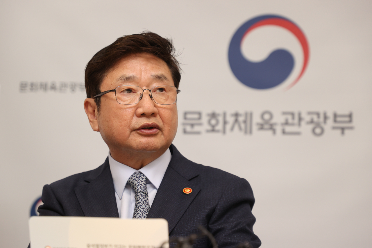 박보균 문화체육관광부 장관이 24일 서울 용산구 서계동 국립극단에서 열린 K-북 비전 관련 간담회에서 발언하고 있다. [연합]