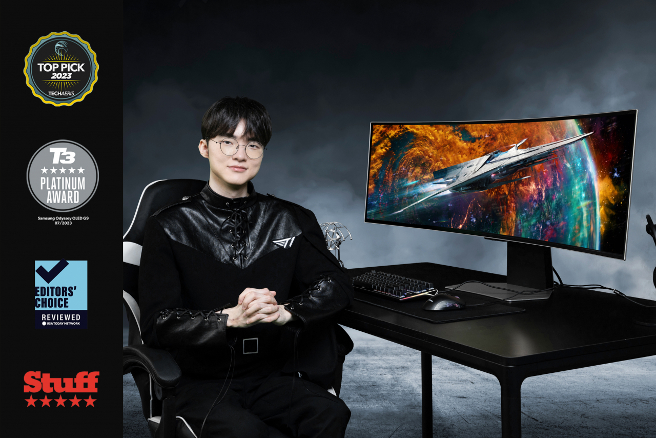 프로게이머 ‘페이커’가 서울 강남구에 위치한 T1 사옥에서 ‘오디세이 OLED G9’을 소개하고 있다 [삼성전자 제공]