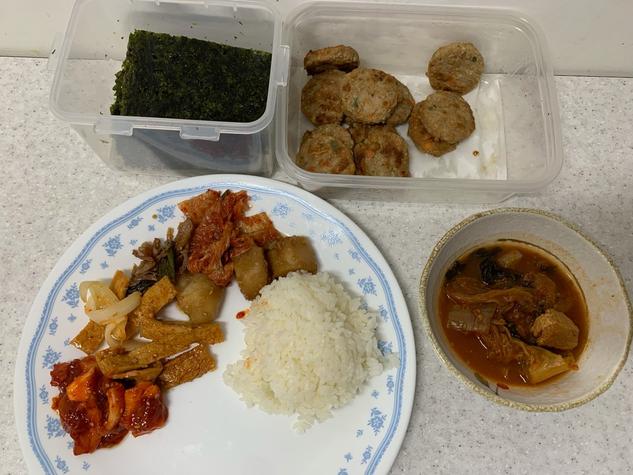 하숙집에서 제공되는 식사. 기본 반찬 5종에 밥과 국, 메인 반찬 하나가 나온다. 하루에 2끼만 먹어도 하루에 2만원은 절약할 수 있는 셈이다. [독자 제공]