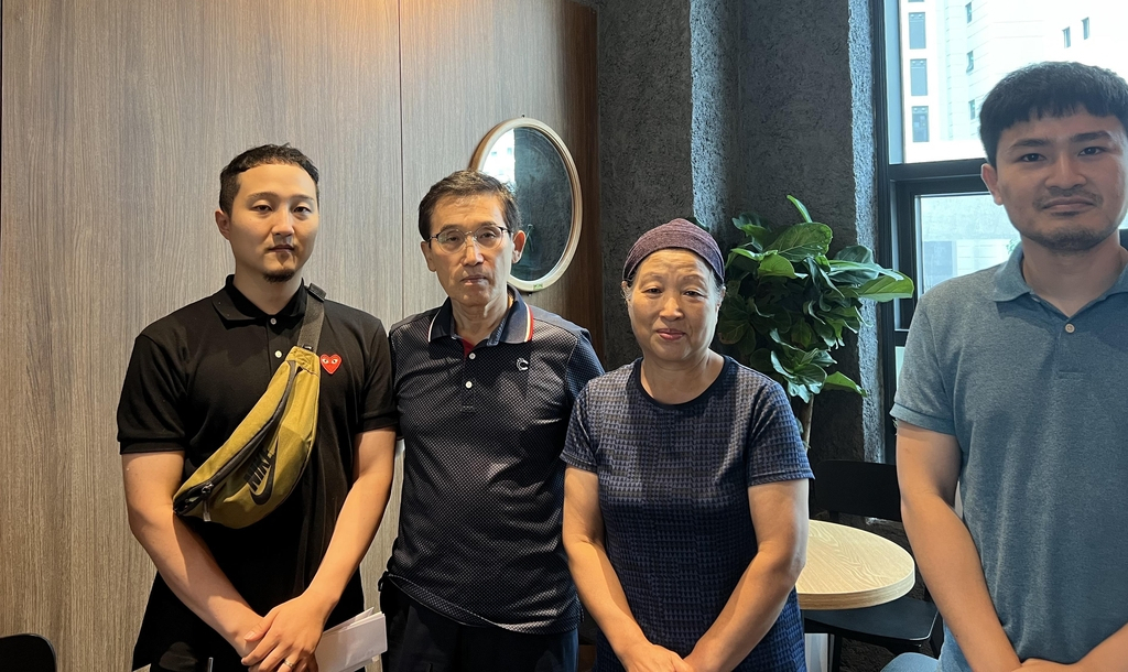 지난 22일 수원시의 한 카페에서 쌍용더플래티넘오목천역 아파트 입주자대표회의 관계자들이 택배기사 정순용 씨 부부에게 성금을 전달하고 있다. 왼쪽부터 이용재 입주자대표회의 회장, 택배기사 정순용·주홍자 씨 부부, 장진수 입주자대표회의 감사. [쌍용더플래티넘오목천역 아파트=연합]