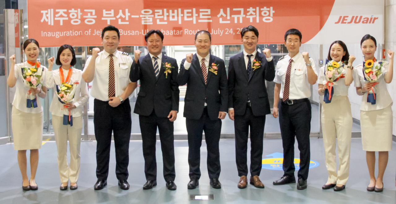 지난 24일 김해국제공항에서 진행된 제주항공 부산~울란바토르 노선 신규 취항식에서 관계자들이 기념촬영을 하고 있다. [제주항공 제공]