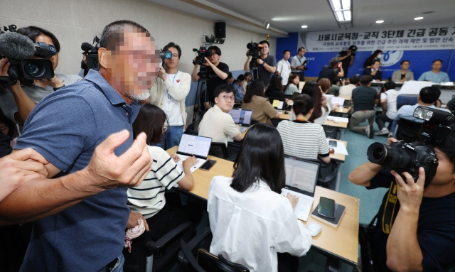 서울 서이초등학교 교사 사망 사건에 앞서 극단적인 선택을 한 사립학교 기간제 교사의 유족이 24일 오후 서울 종로구 시교육청에서 열린 시교육청-교직 3단체 긴급 공동 기자회견에서 조사를 촉구하고 있다. 연합뉴스