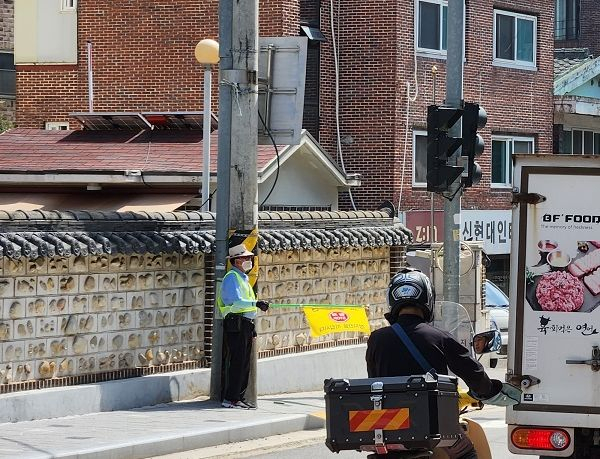 서울 은평구는 여름철 무더위로부터 어르신들의 건강 유지를 위해 다음달 말까지 노일일자리 실외사업 참여자 현장점검을 실시한다고 25일 밝혔다. [은평구 제공]