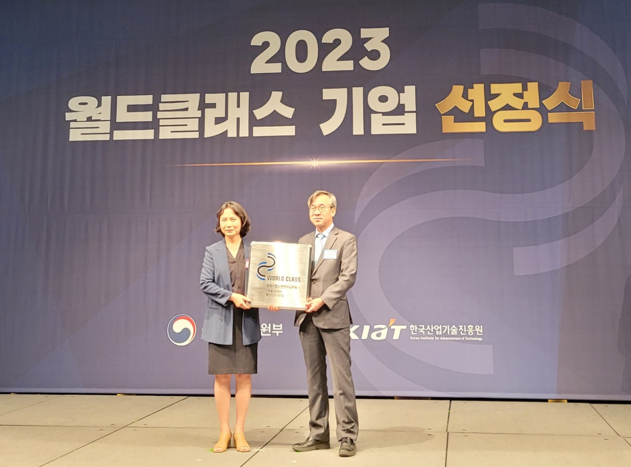 전영찬(오른쪽) 피케이밸브 대표이사와 제경희 산업부 중견기업정책관이 20일 서울 중구 웨스틴 조선 서울에서 열린 ‘2023 월드클래스 기업 선정식’에서 기념사진을 촬영하고 있다. [STX 제공]