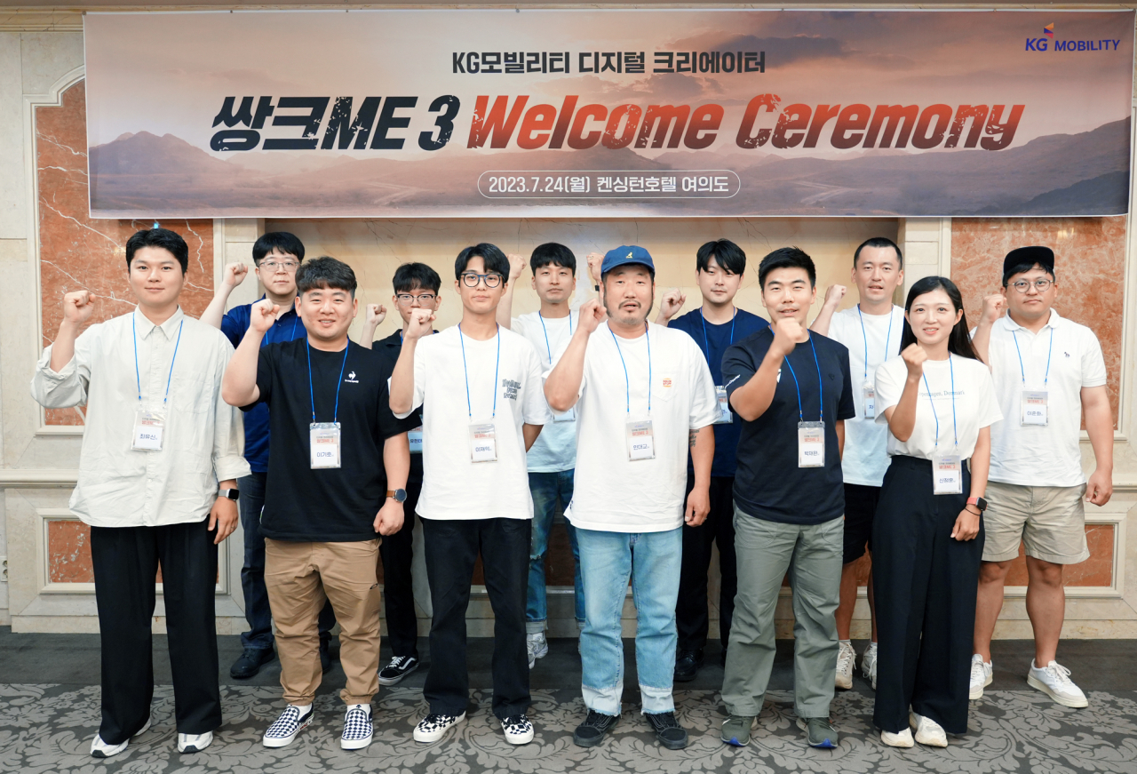 KG 모빌리티 관계자가 쌍크미 발대식에 참석한 크리에이터들과 기념사진을 촬영하고 있다. [KG 모빌리티 제공]
