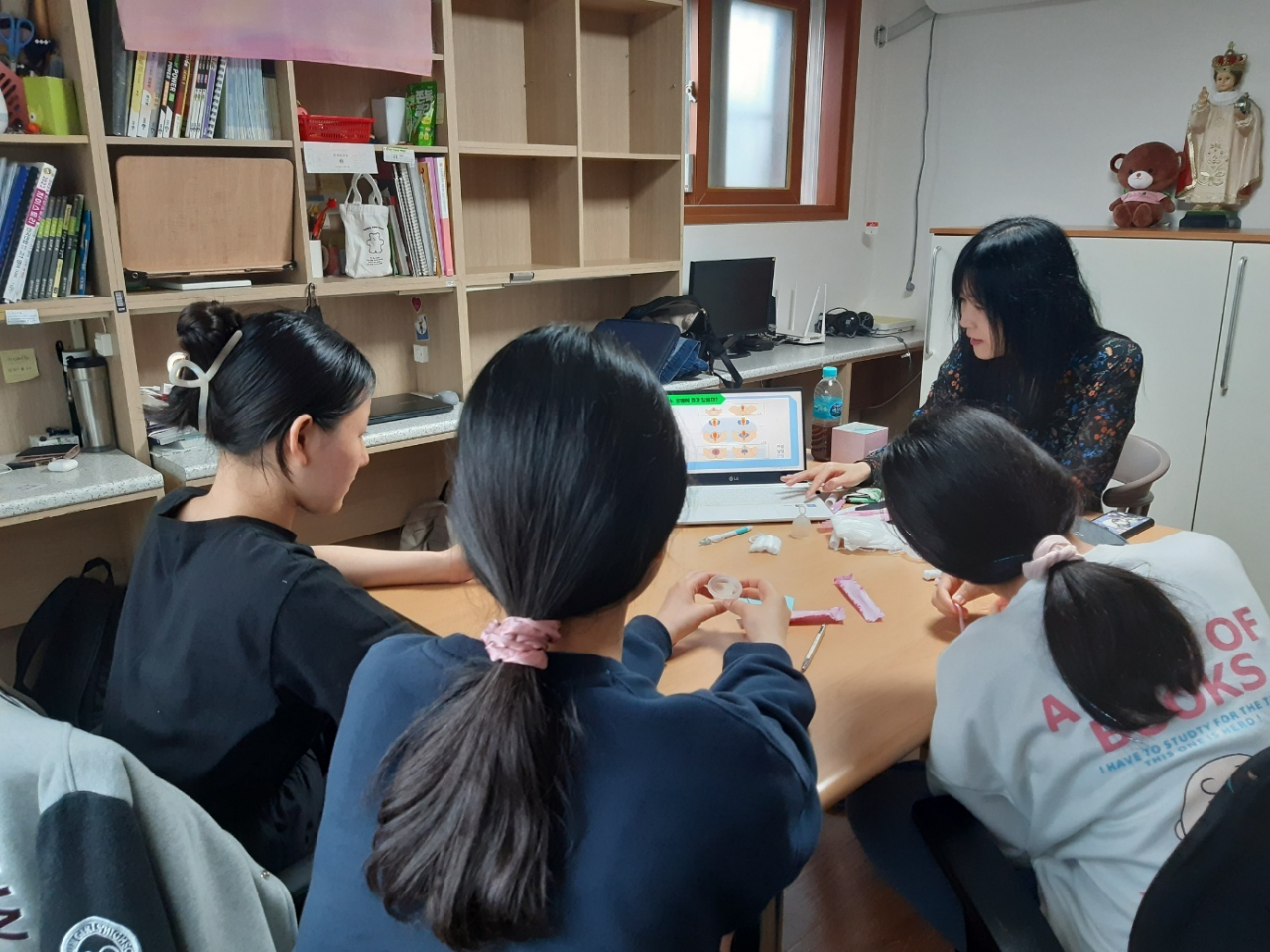흥국생명과 청소년성문화센터의 전문강사가 그룹홈 청소년을 대상으로 디지털 성범죄 예방교육을 진행하고 있다. [흥국생명 제공]