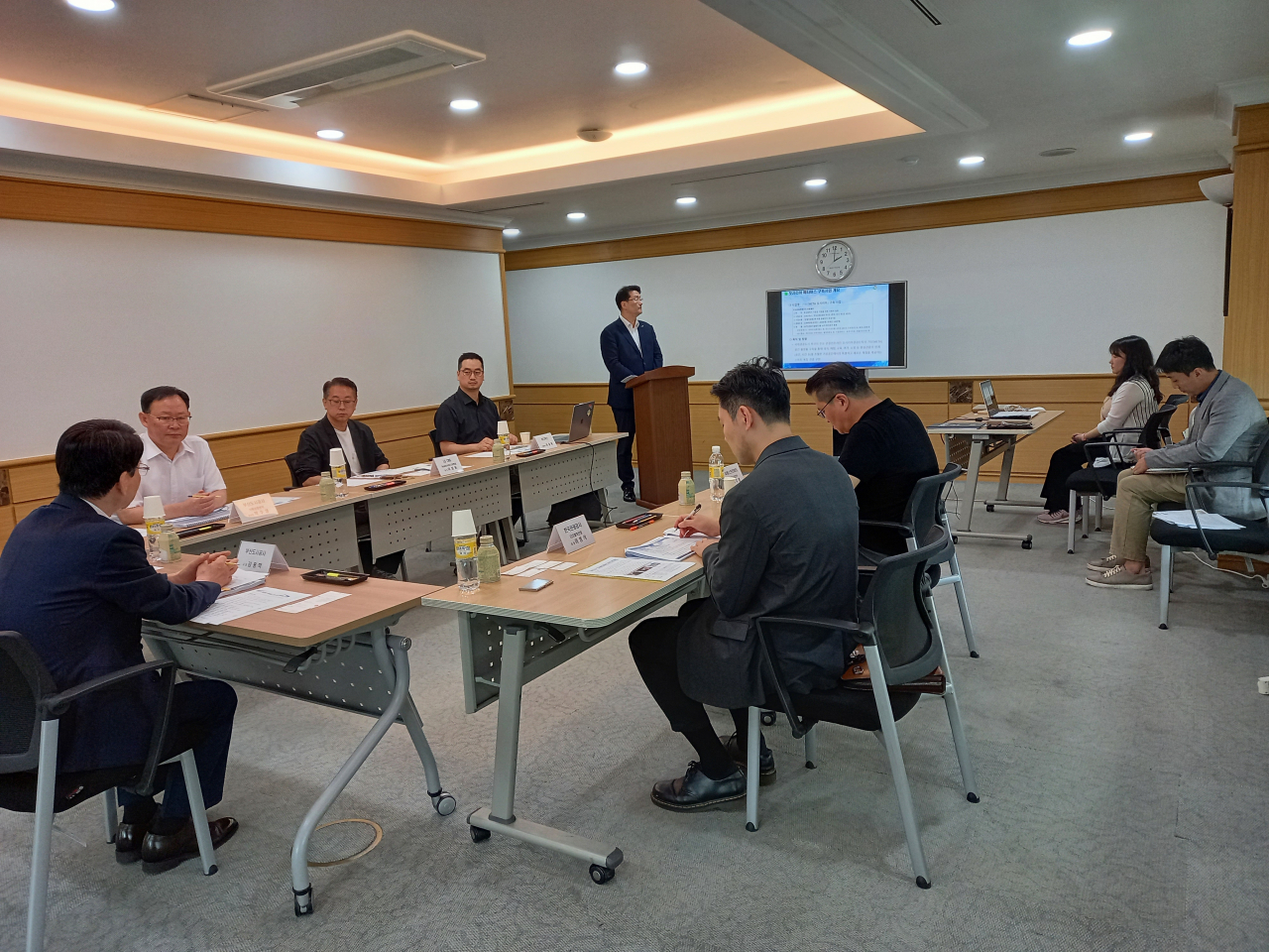 부산도시공사가 지난 20일 공사 회의실에서 오시리아 관광단지 메타버스 플랫폼 구축 전문가 자문회의를 진행하고 있다. (좌측 하단부터 시계방향) 김용학 사장, 박수생 기획경영본부장, 이상윤 LG CNS 팀장, 이종원 위디엑스 이종원 대표, 곽수영 씨에스프라퍼티 본부장, 이영석 한국관광공사 차장. [사진=부산도시공사]