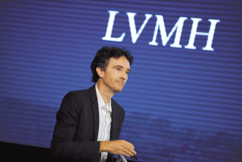 앙트완 아르노 LVMH 홀딩 최고경영자(CEO)가 24일(현지시간) 파리에서 열린 2024 파리올림픽 공식 후원 계약 발표 기자회견에 참석하고 있다. [AFP]
