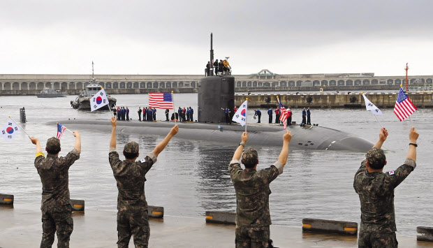 미국의 LA급 핵추진잠수함(SSN) 아나폴리스함이 24일 한국 해군 장병들의 환영을 받으며 제주 해군기지에 입항하고 있다. 북한은 이날 자정을 전후해 평양 일대에서 동해상으로 단거리 탄도미사일 2발을 발사했다. 미 아나폴리스함의 제주 입항에 대한 반발 성격이라는 분석이다. [연합]