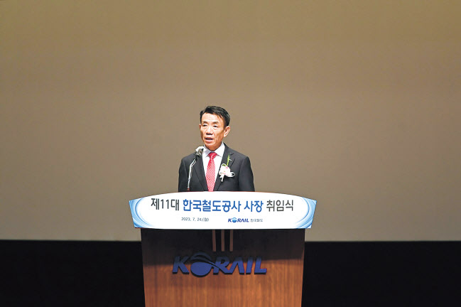 한문희 한국철도공사(코레일) 신임 사장이 24일 오전 대전사옥에서 “안전을 최우선으로 하는 혁신으로 국민이 신뢰하는 철도를 만들자”고 말하고 있다. [코레일 제공]