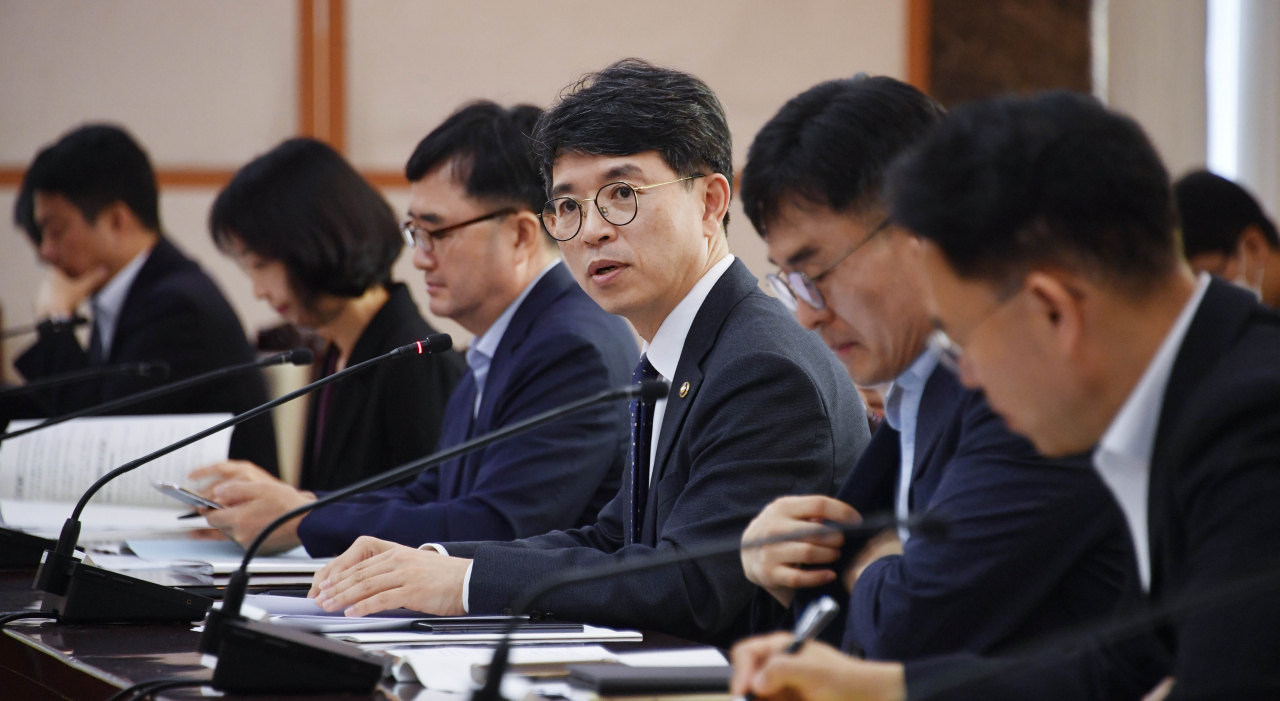 김완섭 기획재정부 제2차관이 25일 오전 서울 종로구 정부서울청사에서 열린 '재정운용전략위원회'를 주재, 모두발언을 하고 있다.[기획재정부 제공]