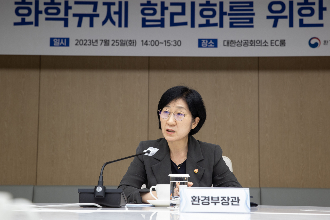 한화진 환경부 장관은 25일 오후 2시에 서울시 중구 대한상공회의소 EC룸에서 대한상공회의소, 중소기업중앙회 및 기업관계자들과 화학분야 규제 혁신 주요성과 및 향후계획을 소개하고 있다. [환경부 제공]