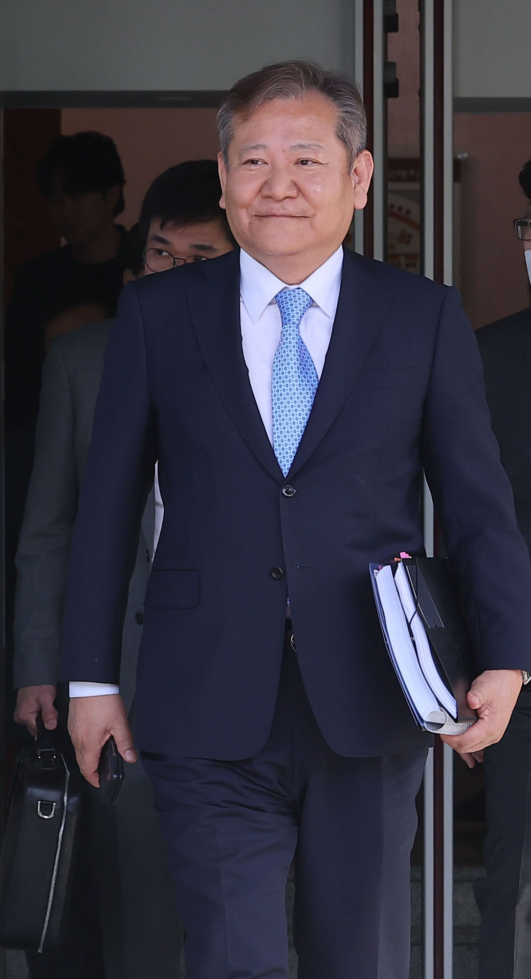 헌법재판소가 25일 이태원 참사 부실 대응에 대한 책임으로 탄핵 소추된 이상민 행정안전부 장관에 대한 탄핵을 재판관 9명 전원 만장일치로 기각했다 이상민 행정안전부 장관이 지난 5월9일 헌법재판소에서 열린 탄핵 심판 사건 첫 변론 기일을 마친 뒤 법정을 나서고 있다. [연합]