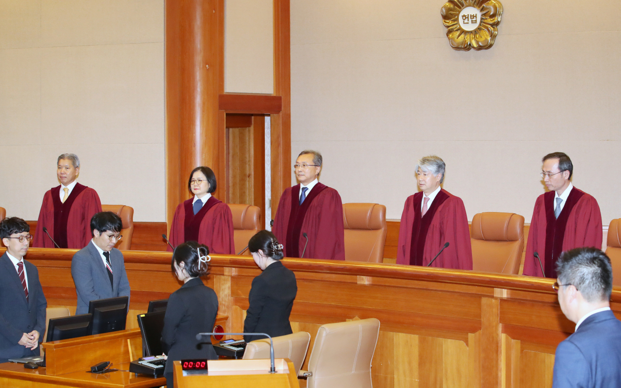 유남석 헌법재판소장과 헌법재판관들이 25일 오후 서울 종로구 헌법재판소 대심판정에서 열린 이태원 참사 부실 대응 관련 이상민 행정안전부 장관에 대한 탄핵 심판 선고를 위해 입장하고 있다. [연합]