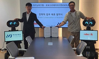 마이닝비즈랩 박상현 대표(왼쪽)와 로보쓰리 박영근 대표가 업무협약을 하고 있다. [로보쓰리 제공]