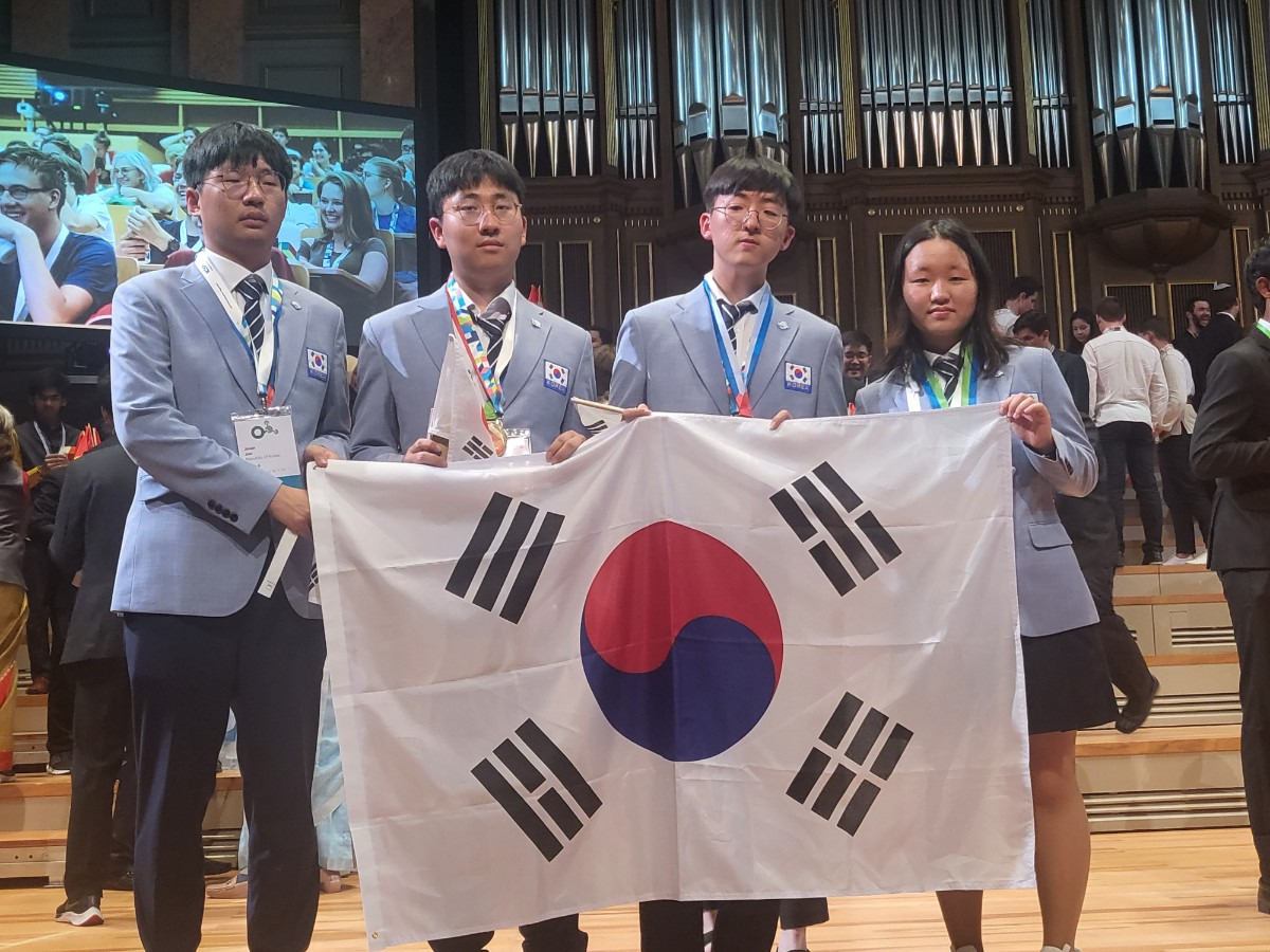 2023년 제55회 국제화학올림피아드에서 전원메달을 수상한 대표학생들. 전지민(왼쪽부터), 장준성, 김희준, 서채원 학생.[과기정통부 제공]