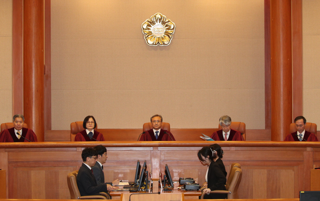 유남석 헌법재판소장과 헌법재판관들이 25일 서울 종로구 헌법재판소 대심판정에서 이태원 참사 부실 대응 관련 이상민 행정안전부 장관에 대한 탄핵 심판 선고를 위해 착석해 있다. [연합]