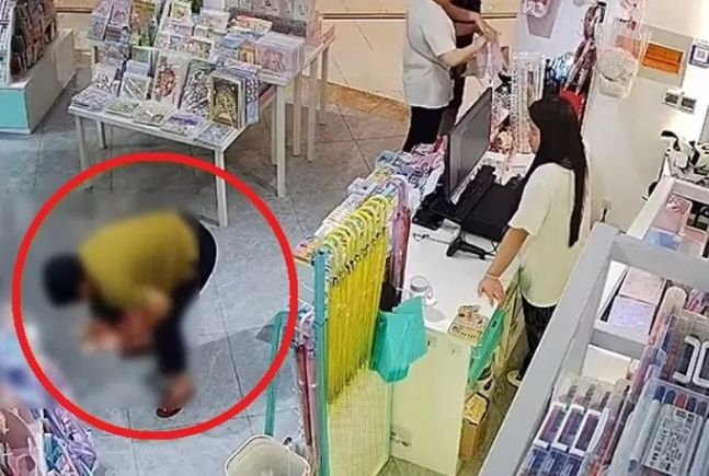 중국의 한 대형 쇼핑몰 한 매장에서 할머니가 아이 바지를 내리고 안아 올려 소변을 보게 하고 있다. [웨이보]