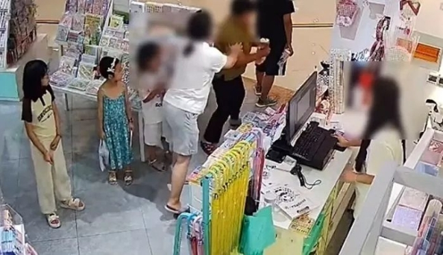 아이가 본 소변을 할머니가 치우려 하자 아이 엄마가 이를 만류하고 있다. [웨이보]