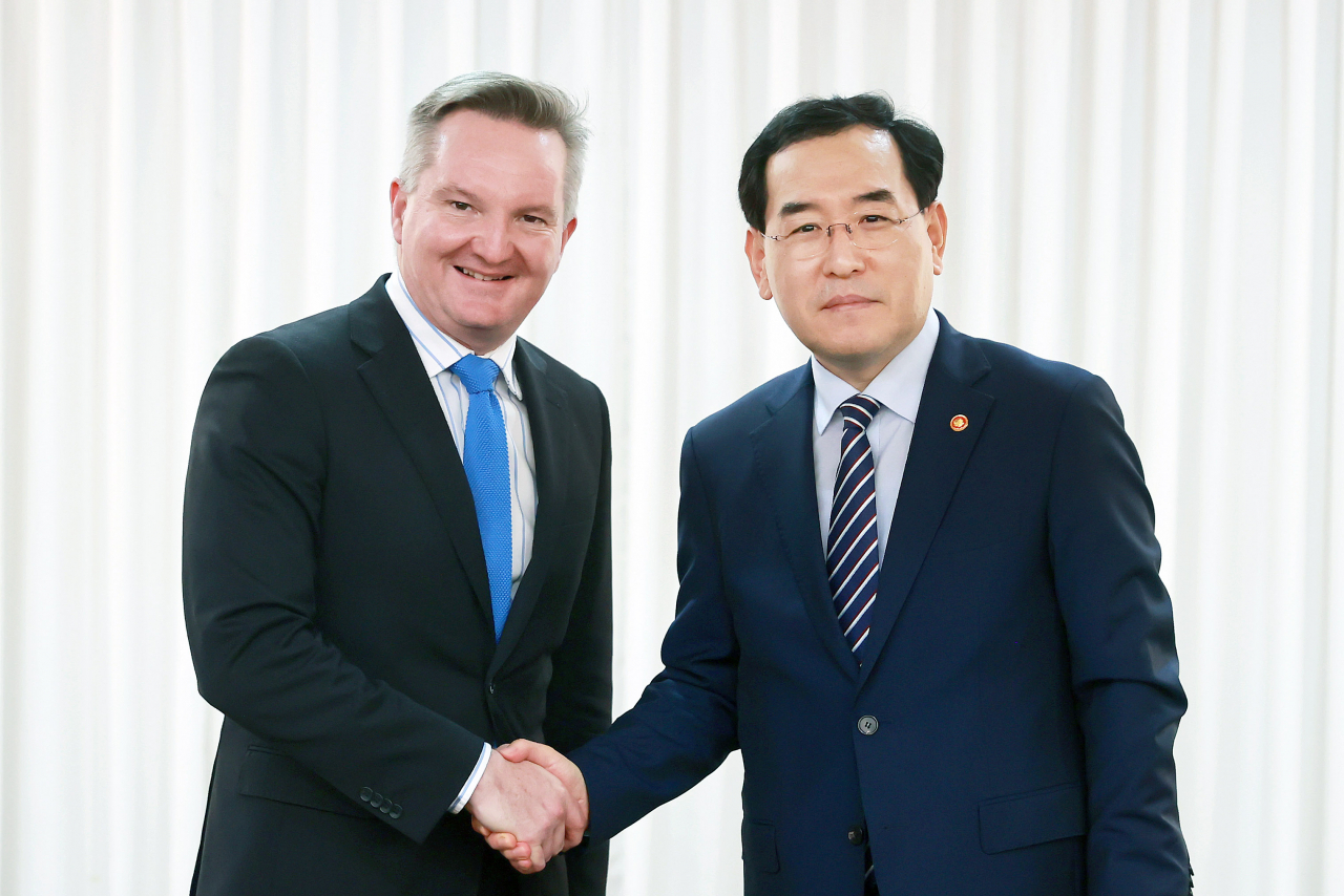 이창양 산업통상자원부 장관이 25일 서울 중구 코리아나호텔에서 크리스 보웬(Chris Bowen) 호주 기후변화·에너지 장관과 악수하며 기념 촬영하고 있다. [산업통상자원부 제공]