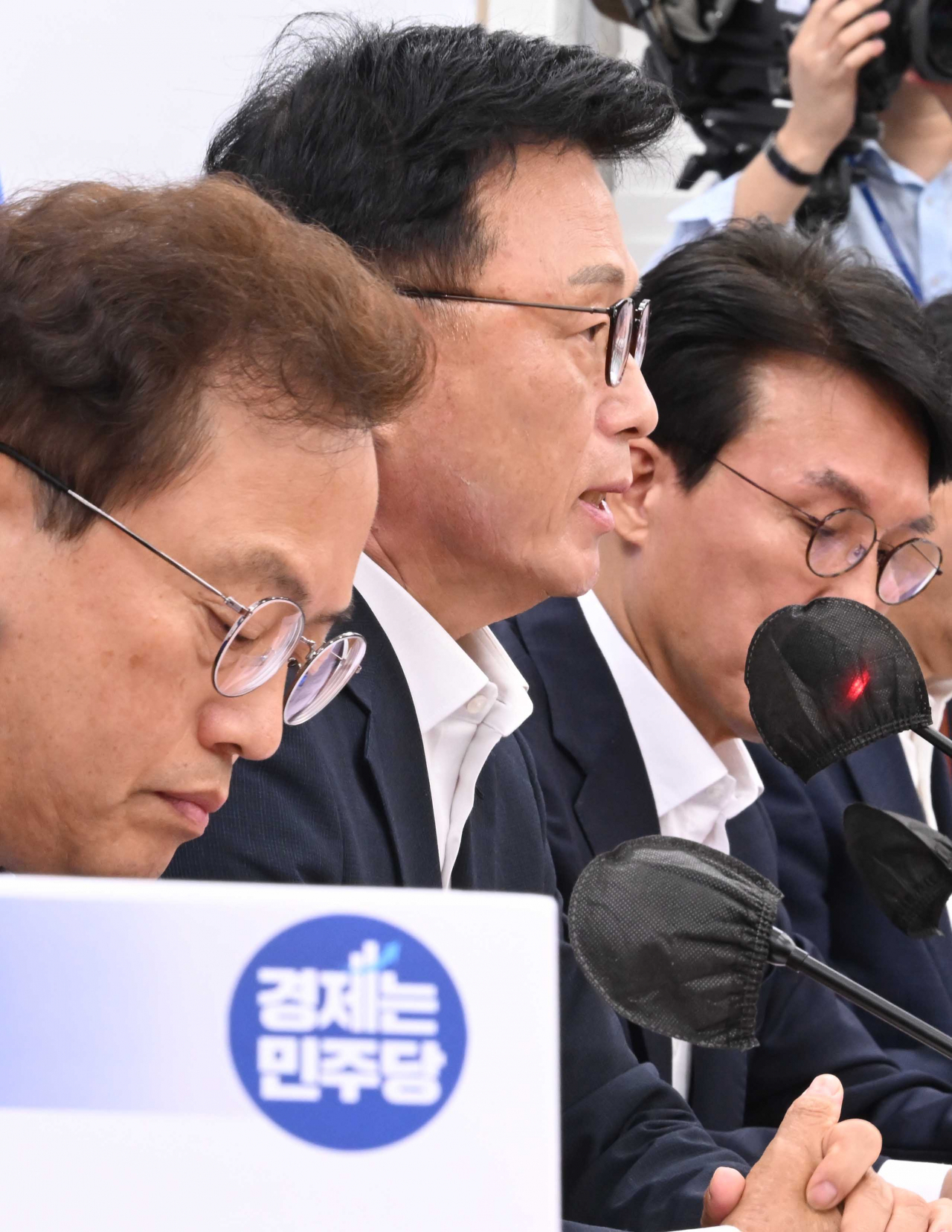 박광온 더불어민주당 원내대표가 18일 오전 서울 여의도 국회에서 열린 원내대책회의에 참석해 발언하고 있다. 이상섭 기자