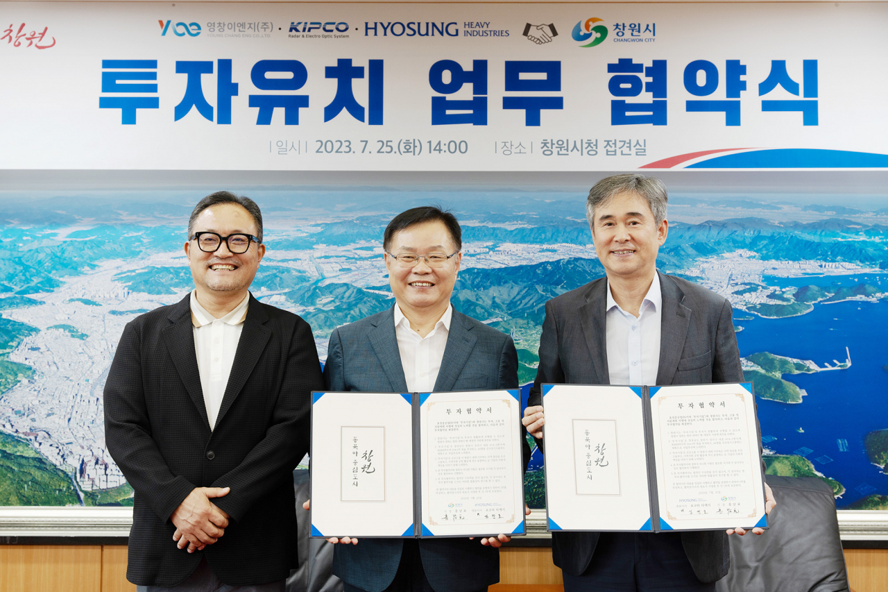 김진호(오른쪽) 효성중공업 창원공장장과 홍남표(가운데) 창원특례시장 등이 25일 창원국가산단 내 공장증설 업무협약(MOU)을 체결한 뒤 기념촬영을 하고 있다. [효성중공업 제공]