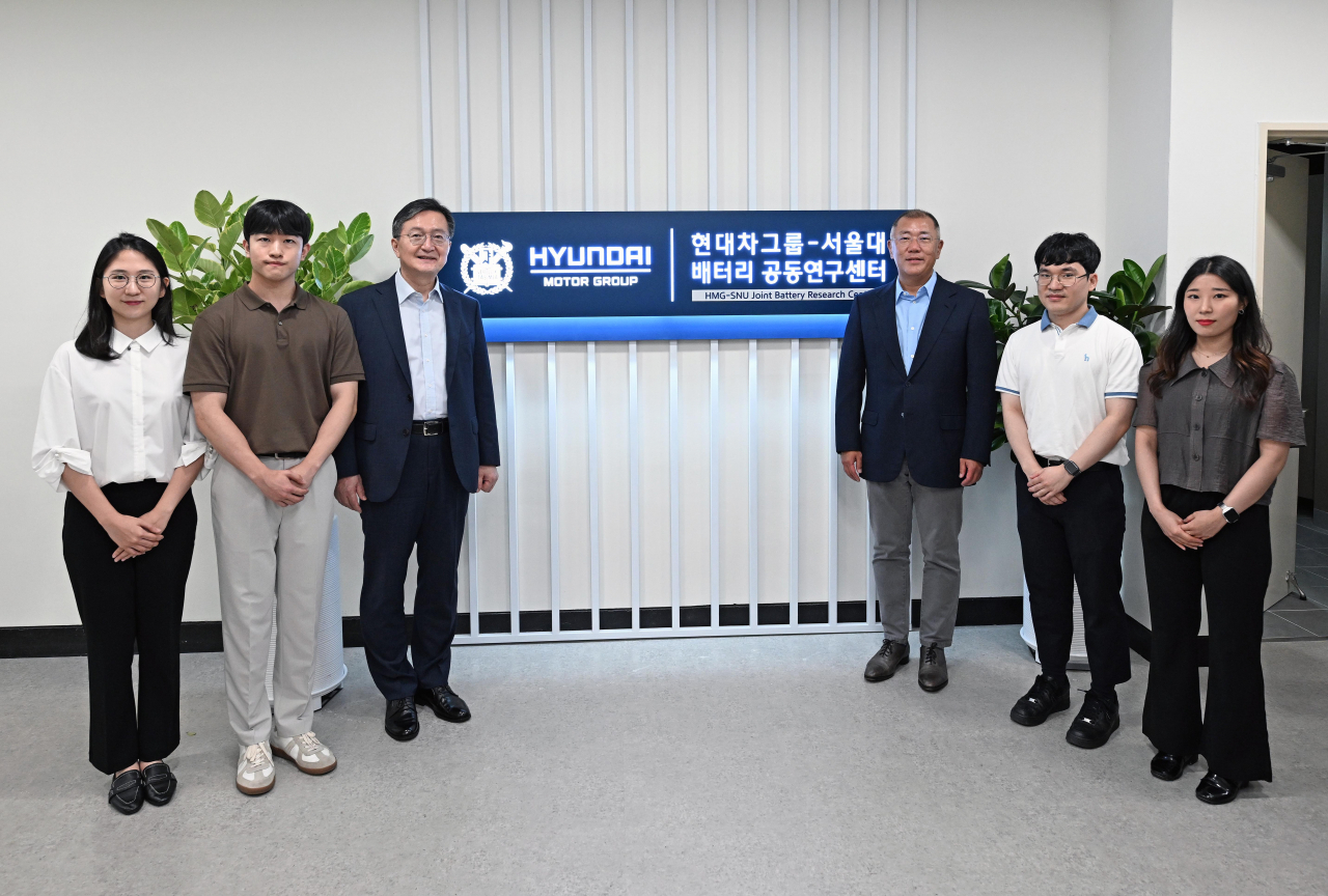 서울대 배터리공동연구센터에서 유홍림(왼쪽 3번째) 서울대 총장, 정의선(왼쪽 4번째) 현대차그룹 회장이 학생들과 기념촬영을 하고 있다. [현대차 제공]