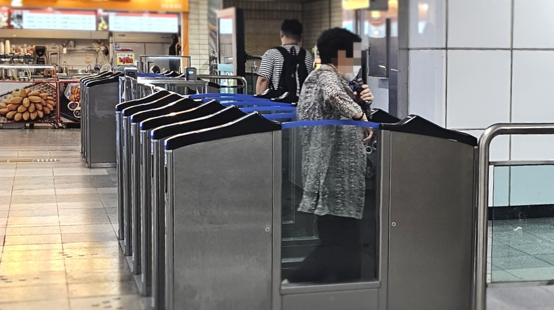 서울 지하철역에서 시민 한 명이 개찰구를 통과하고 있다. 정목희 기자.
