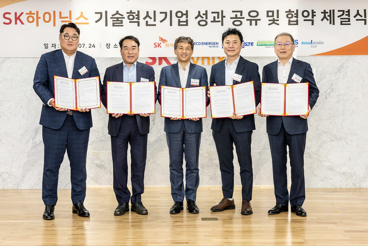 SK하이닉스가 지난 24일 기업 4사곳을 올해 ‘기술혁신기업’으로 선정하고 협약식을 열었다. (왼쪽부터) 이승훈 와이씨켐 대표, 조창현 아이에스티이 대표, 곽노정 SK하이닉스 대표이사 사장, 임은재 코비스테크놀로지 대표, 노환철 솔브레인SLD 대표.[SK하이닉스 제공]
