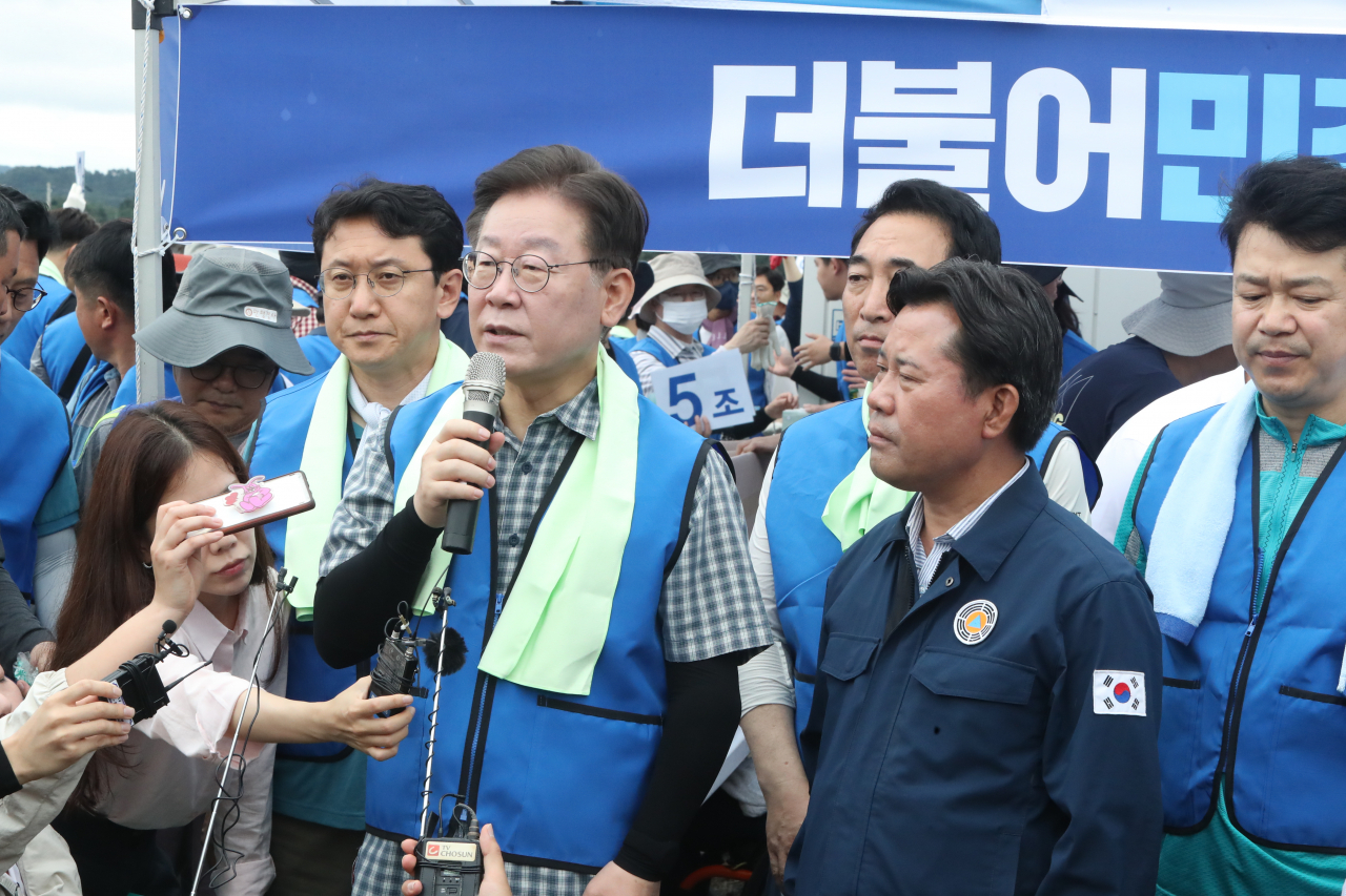 이재명 더불어민주당 대표가 25일 오전 충남 부여군 부여읍 일대 침수 피해 농가를 찾아 농민들을 위로하고 있다. [연합]
