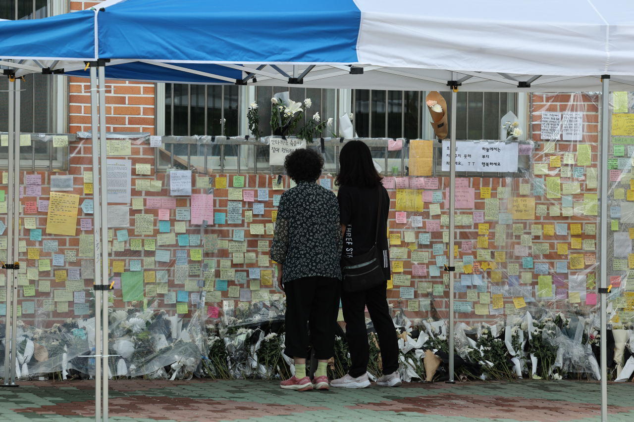 25일 서울 서초구 서이초등학교를 찾은 시민들이 담임교사 A씨를 추모하고 있다. [연합]