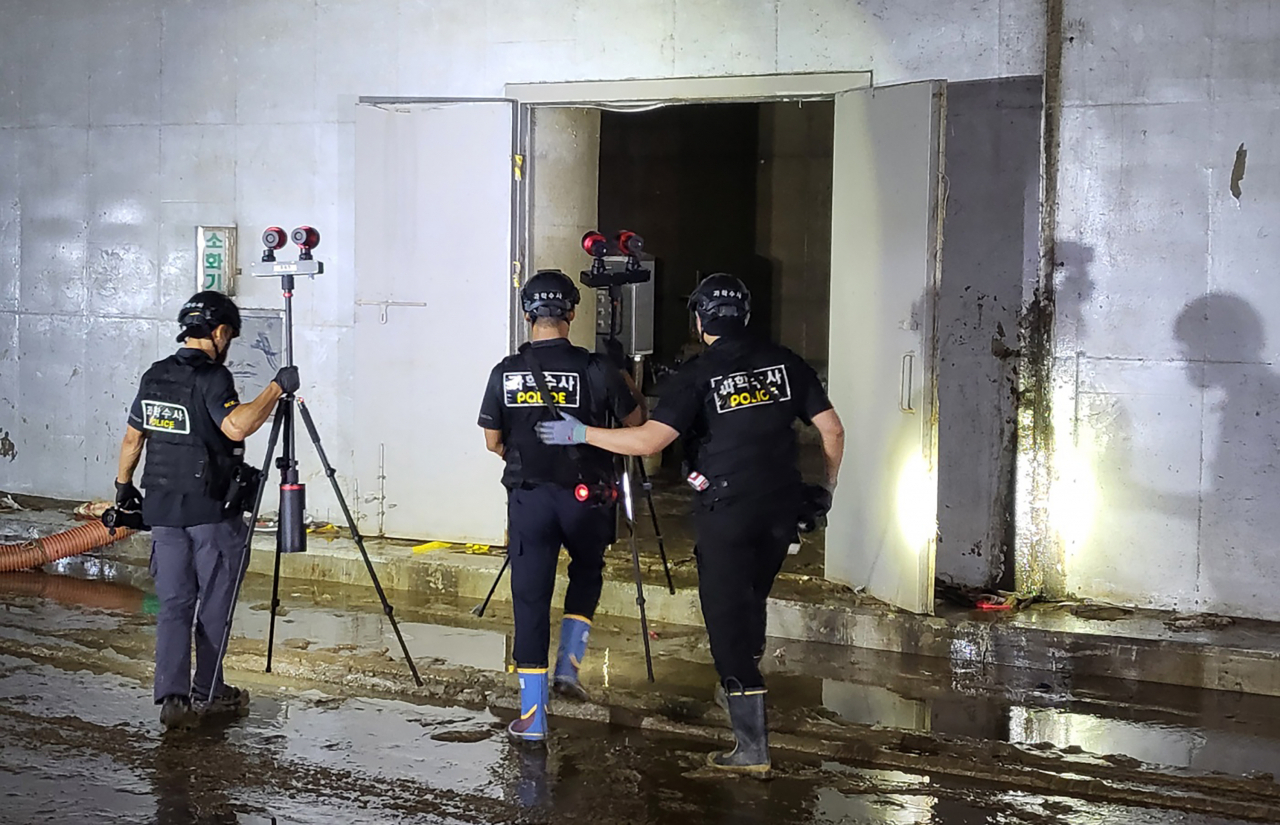 20일 오전 미호천 제방 유실로 침수된 충북 청주시 오송읍 궁평2지하차도 배수펌프실에서 경찰 과학수사대 관계자 등이 합동감식을 하고 있다. 연합뉴스