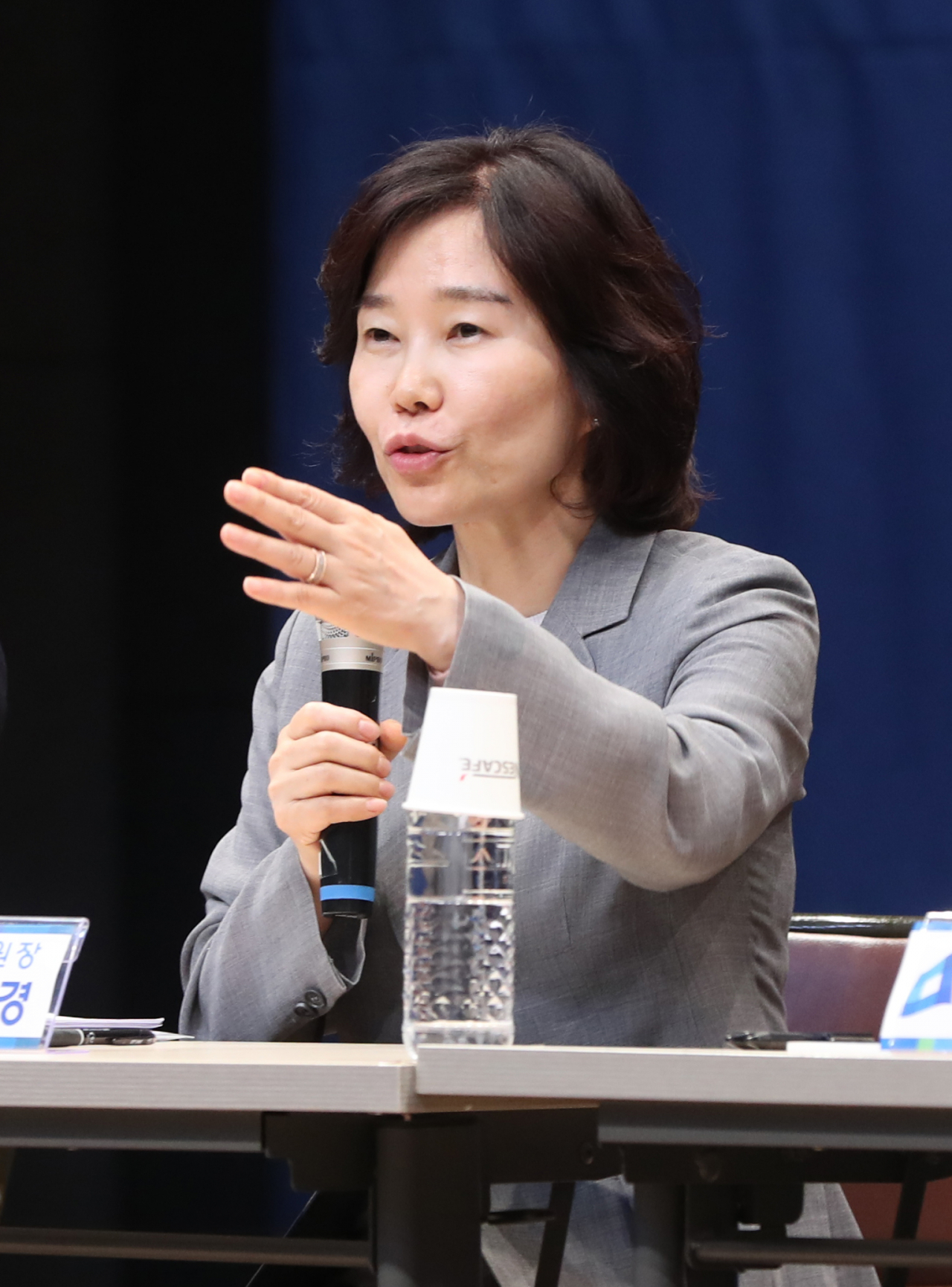 김은경 더불어민주당 혁신위원장이 23일 오후 울산시 중구 J아트홀에서 열린 전국 순회 간담회 '울산시민과의 대화'에서 발언하고 있다. [연합]