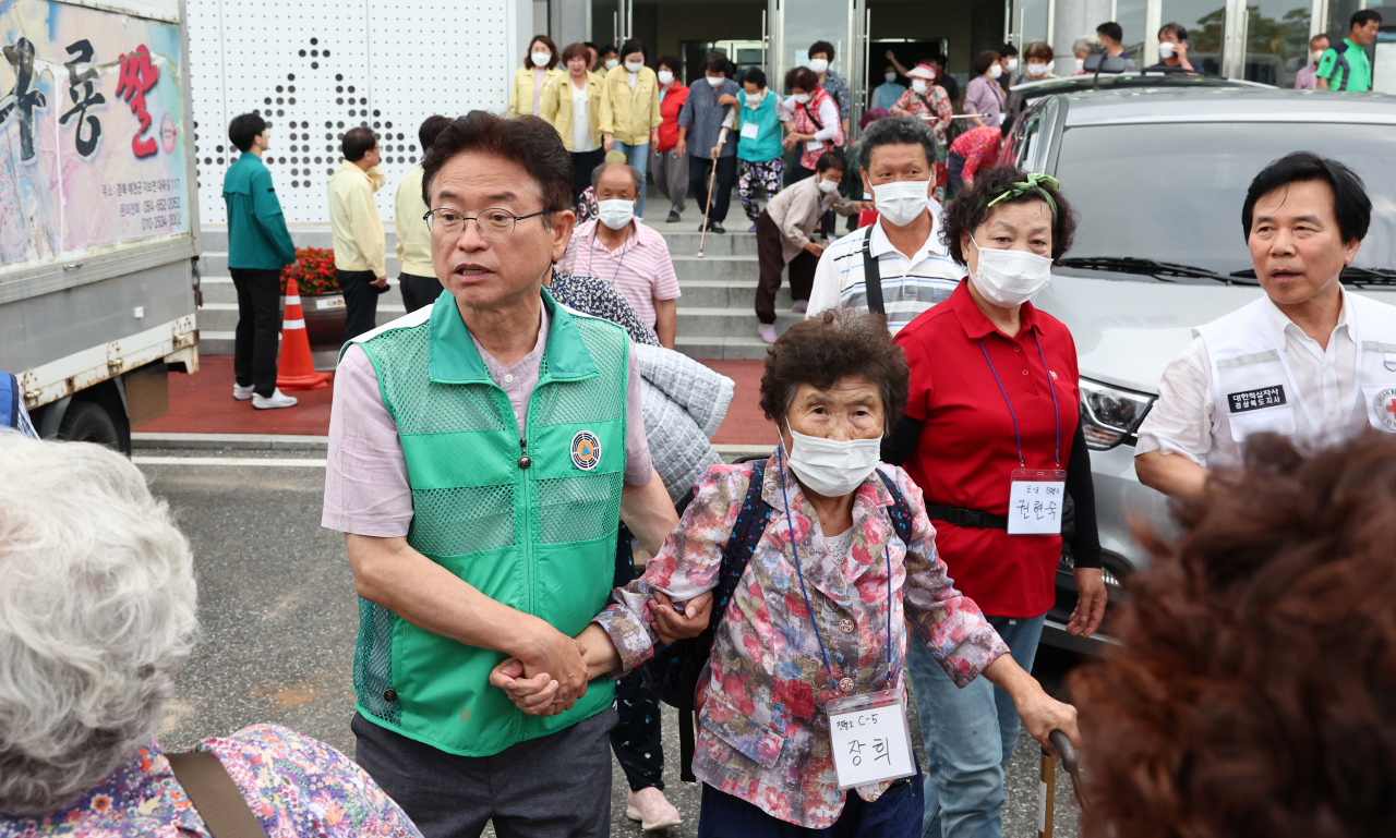 이철우 경북지사가 24일 경북도립대 기숙사로 이전하는 이재민들을 돕고 있다.[경북도 제공]