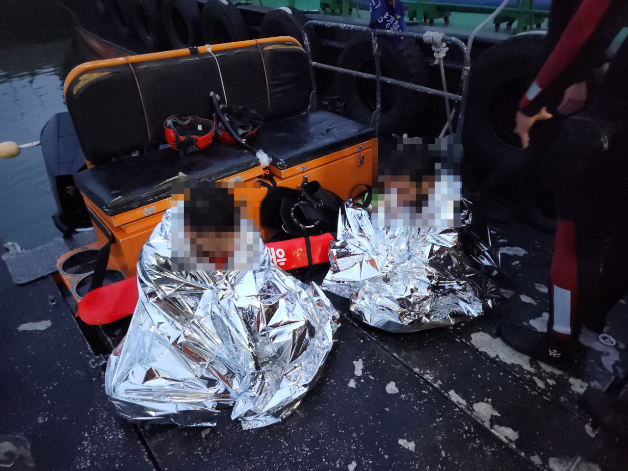 인천해양경찰서는 25일 적발을 우려해 부두가 아닌 해상으로 뛰어내린 방글라데시 국적 선원 2명을 검거했다. [인천해양경찰청]
