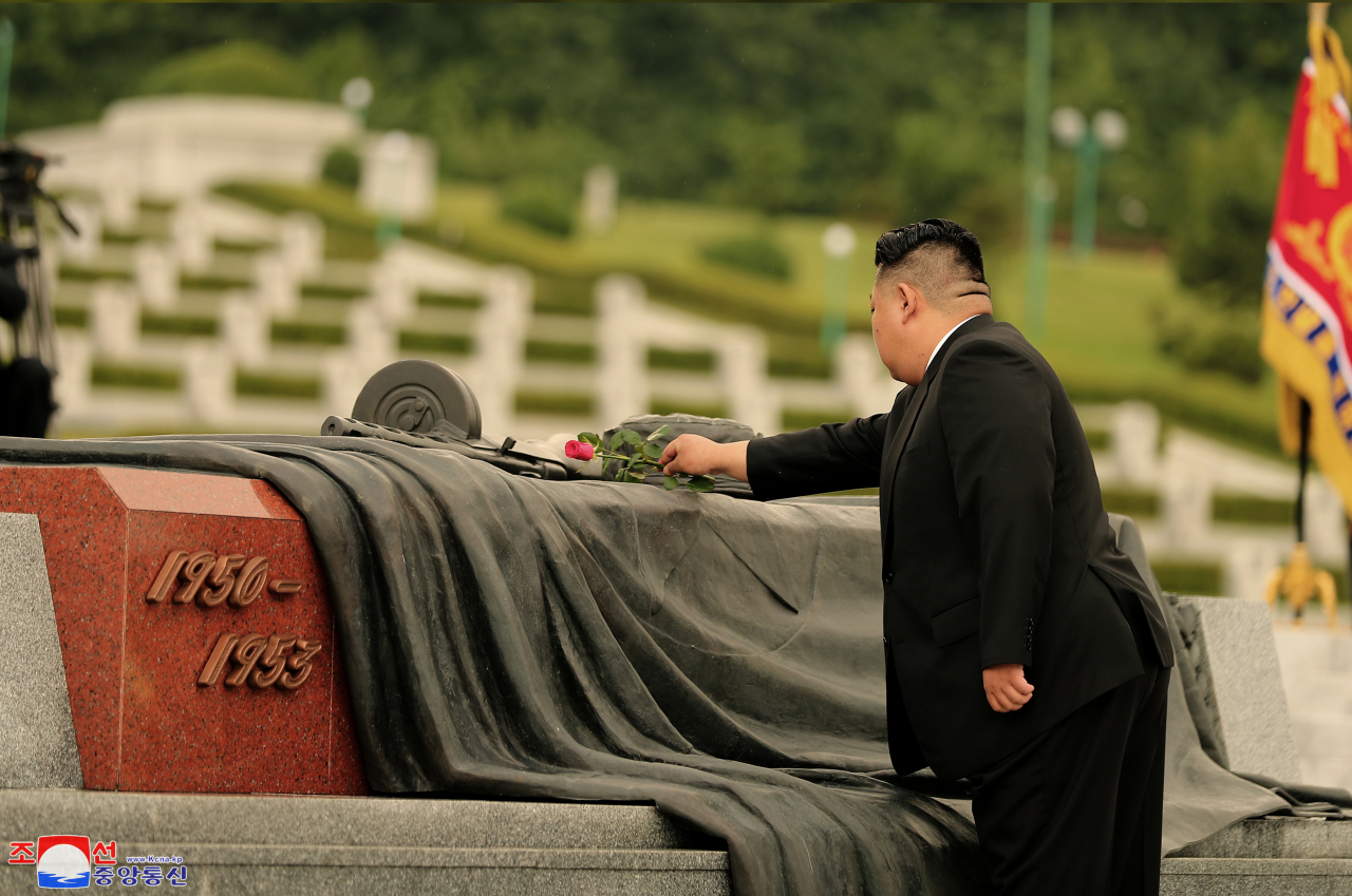 김정은 북한 국무위원장이 6·25전쟁 정전기념일 70주년인 27일을 앞두고 열사묘 참배 등 '전승절' 행보를 본격화했다. 조선중앙통신은 김 위원장이 지난 25일 조국해방전쟁 참전 열사묘를 찾았다고 26일 보도했다. [연합]