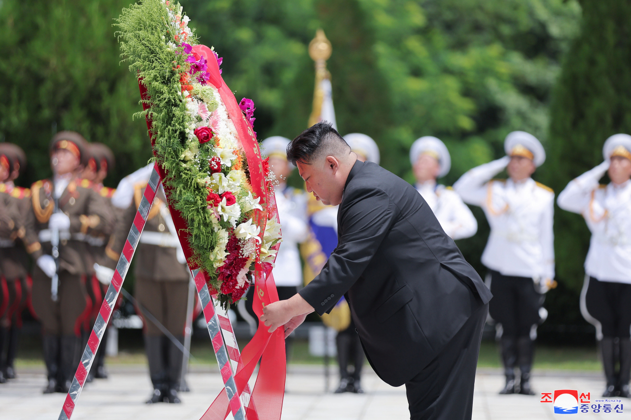 김정은 북한 국무위원장이 6·25전쟁 정전기념일 70주년인 27일을 앞두고 열사묘 참배 등 '전승절' 행보를 본격화했다.조선중앙통신은 김 위원장이 지난 25일 중국인민지원군열사능원를 찾았다고 26일 보도했다. [연합]