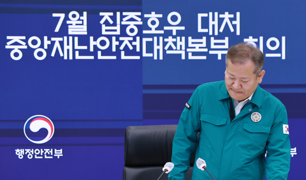 이상민 행정안전부 장관이 26일 오전 정부세종청사 행정안전부 중앙재난안전상황실에서 열린 7월 집중호우 대처 중앙재난안전대책본부 회의에 참석해 자리에 앉고 있다. [연합]