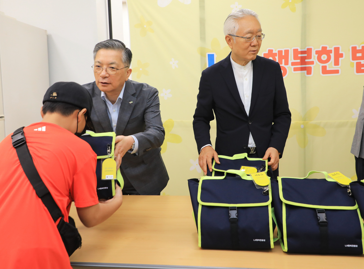 한국토지주택공사(LH), 아이들과 미래재단, 메르세데스-벤츠는 지난 25일 경기도 군포 삼성마을1단지에서 아이들에게 직접 ‘LH 행복한 밥상’ 도시락과 기념품을 전달했다. [LH 제공]
