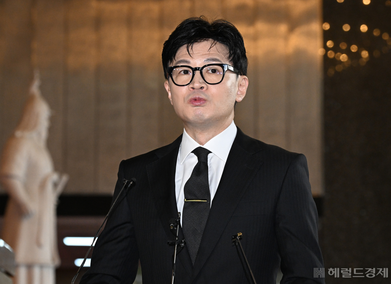 한동훈 법무부장관이 26일 서울 여의도 국회에서 열린 국회 법제사법위원회 전체회의에 참석하기 위해 들어서며 취재진과 질의응답을 하고 있다. 임세준 기자